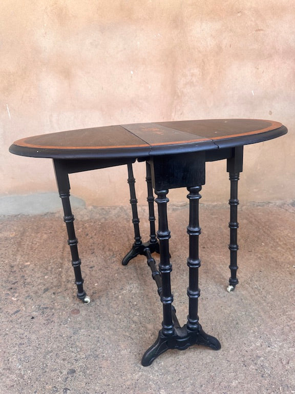 Petite Table d’Appoint Pliante Noire – Marqueterie Florale & Pieds Tournés Style Victorien