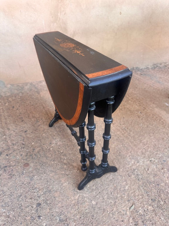 Petite Table d’Appoint Pliante Noire – Marqueterie Florale & Pieds Tournés Style Victorien