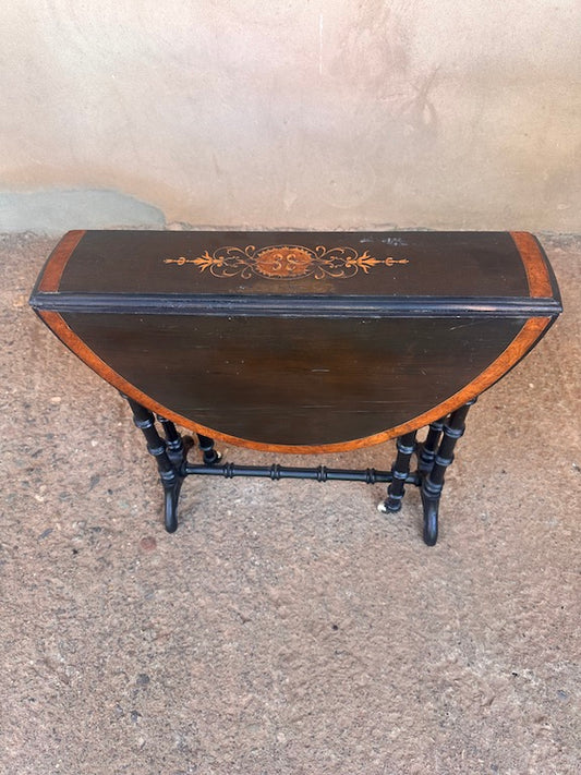 Petite Table d’Appoint Pliante Noire – Marqueterie Florale & Pieds Tournés Style Victorien