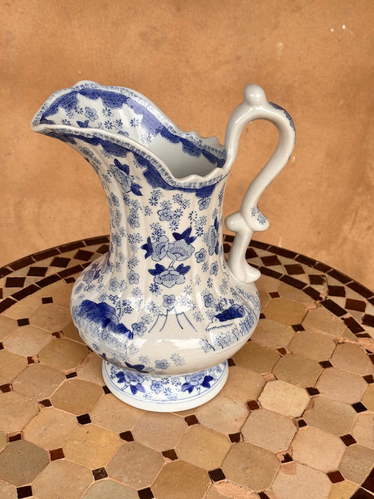 Ancien pichet en faïence anglaise à décor bleu — motif fleuri et pastoral, estampille « TC »