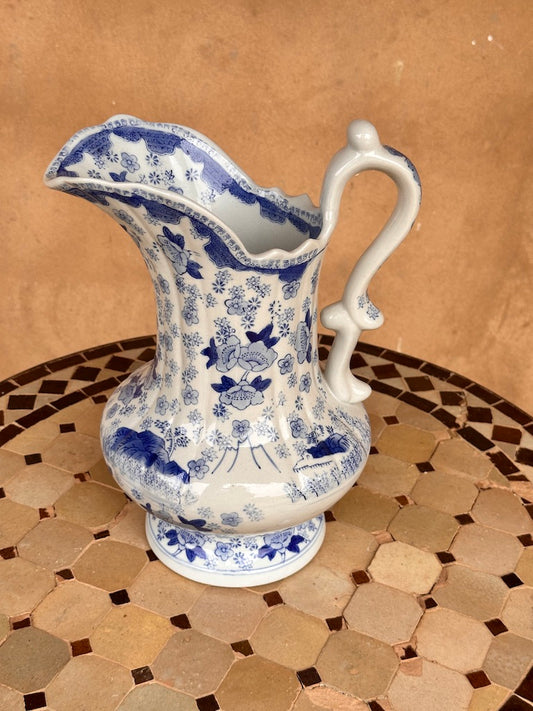 Ancien pichet en faïence anglaise à décor bleu — motif fleuri et pastoral, estampille « TC »