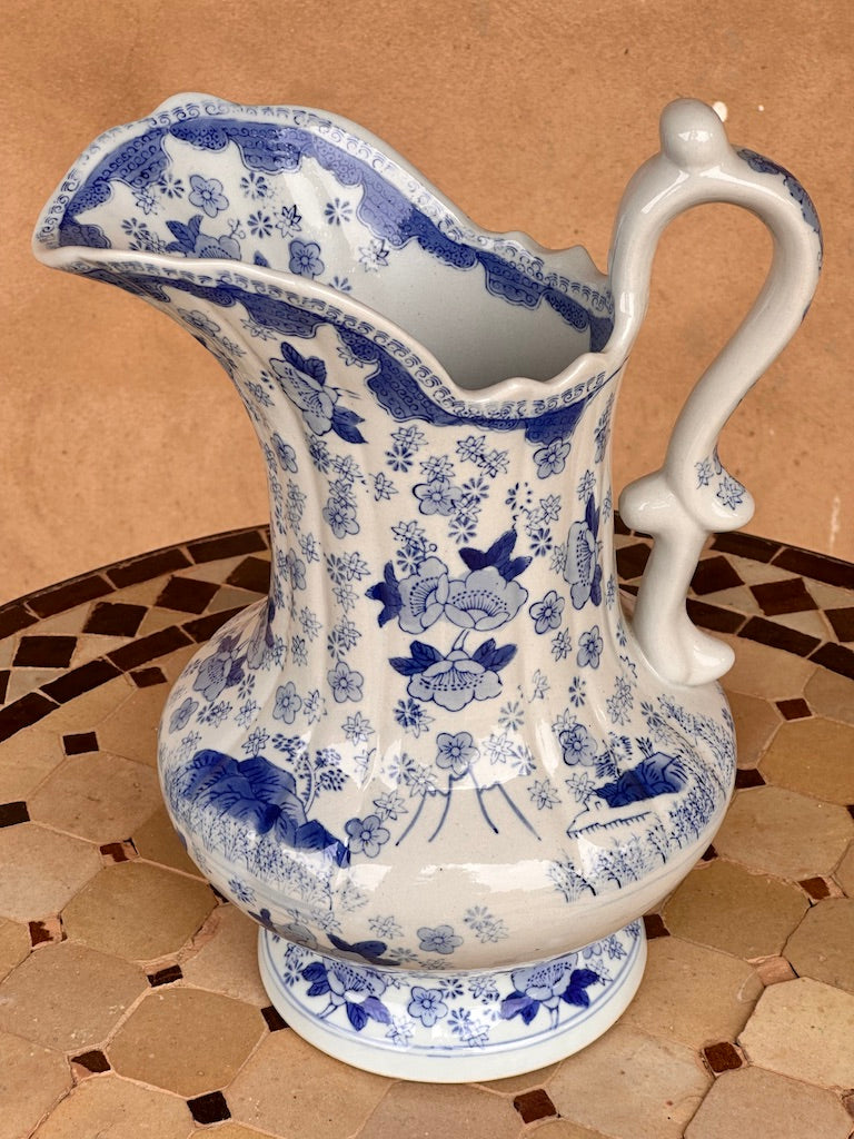 Ancien pichet en faïence anglaise à décor bleu — motif fleuri et pastoral, estampille « TC »