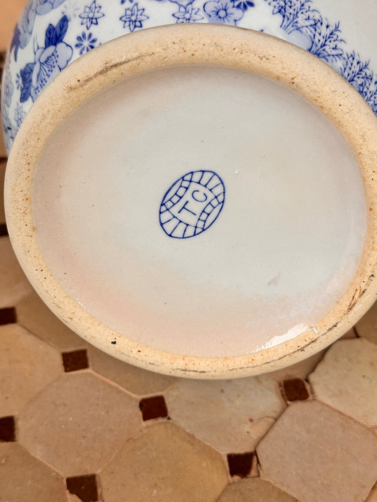 Ancien pichet en faïence anglaise à décor bleu — motif fleuri et pastoral, estampille « TC »