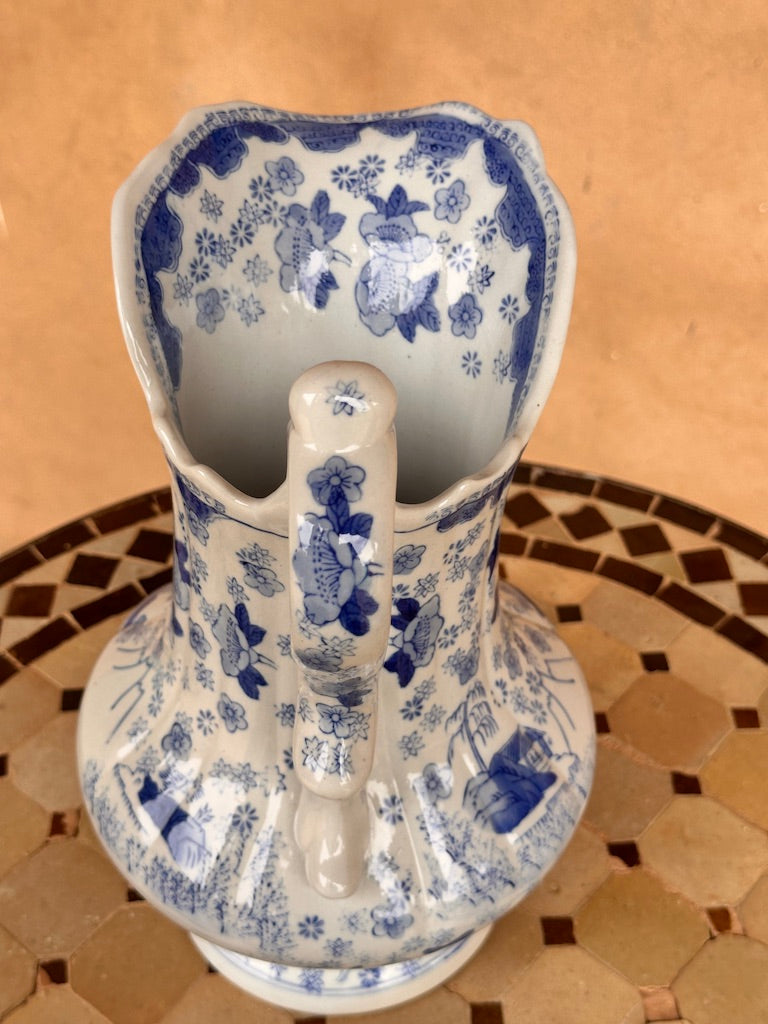 Ancien pichet en faïence anglaise à décor bleu — motif fleuri et pastoral, estampille « TC »
