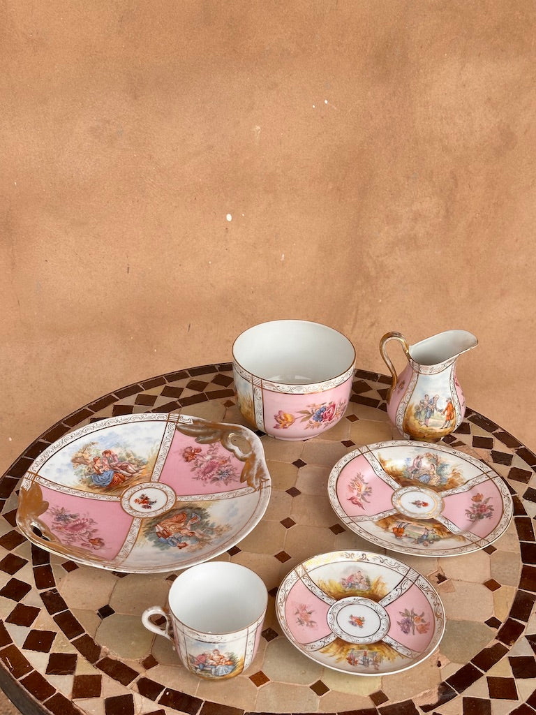 Service à thé vintage en porcelaine rose dorée – Scènes rococo & fleurs – 23 pièces