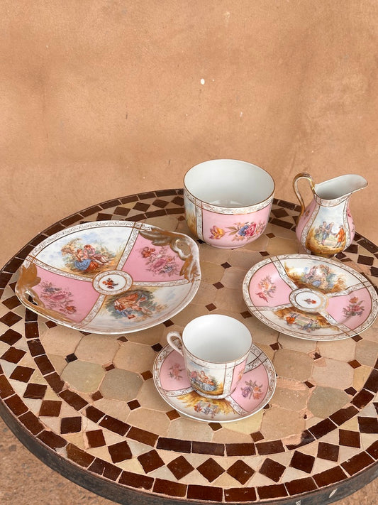 Service à thé vintage en porcelaine rose dorée – Scènes rococo & fleurs – 23 pièces