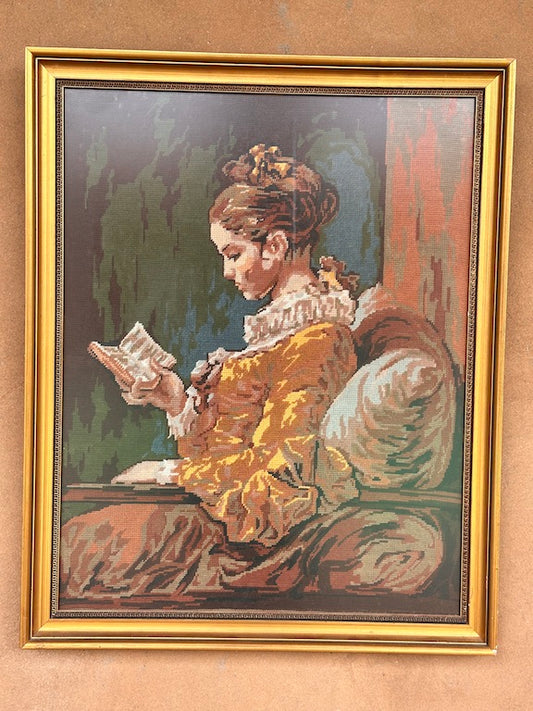 Broderie encadrée “La Liseuse” d’après Fragonard – Vintage – Art mural classique