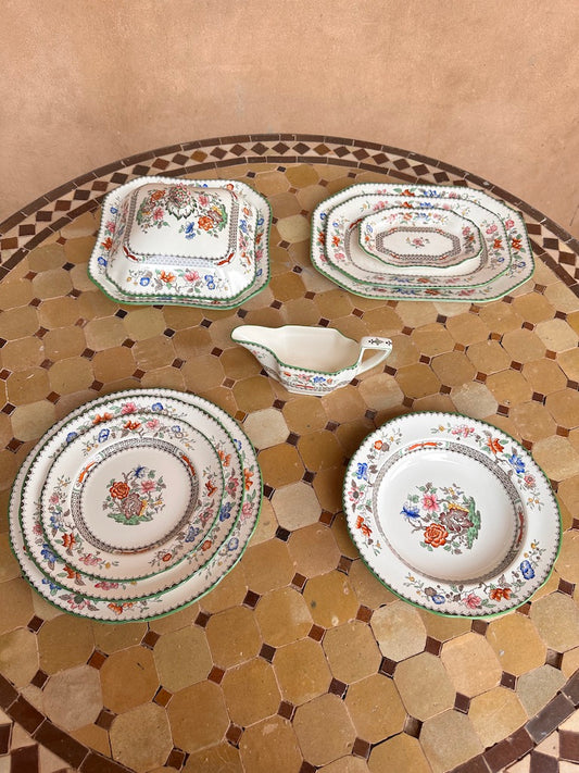Service de table vintage en faïence "Chinese Rose" par Royal Crownford , motif floral coloré