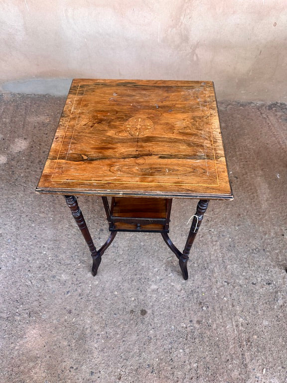 Petite Table Carrée en Bois Marqueté – Style Ancien avec Plateau Décoratif et Pieds Tournés