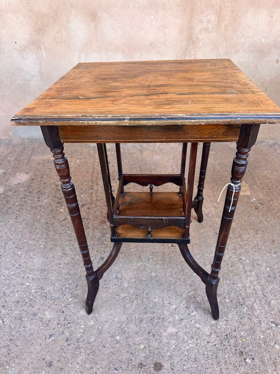 Petite Table Carrée en Bois Marqueté – Style Ancien avec Plateau Décoratif et Pieds Tournés