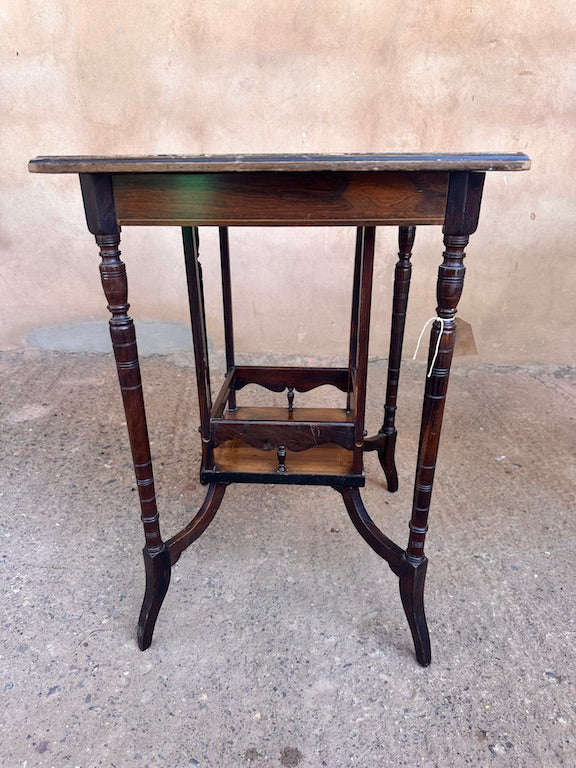 Petite Table Carrée en Bois Marqueté – Style Ancien avec Plateau Décoratif et Pieds Tournés