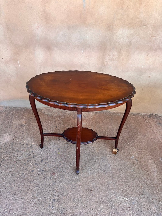 Table d’Appoint Ancienne en Bois – Plateau Galbé et Pieds Courbés avec Étagère Décorative