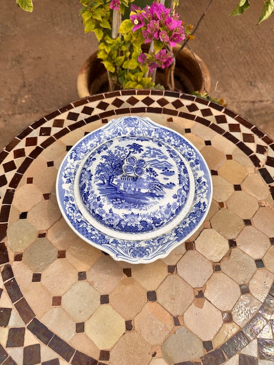 Soupière ancienne anglaise en faïence bleue – décor campagnard floral – style victorien