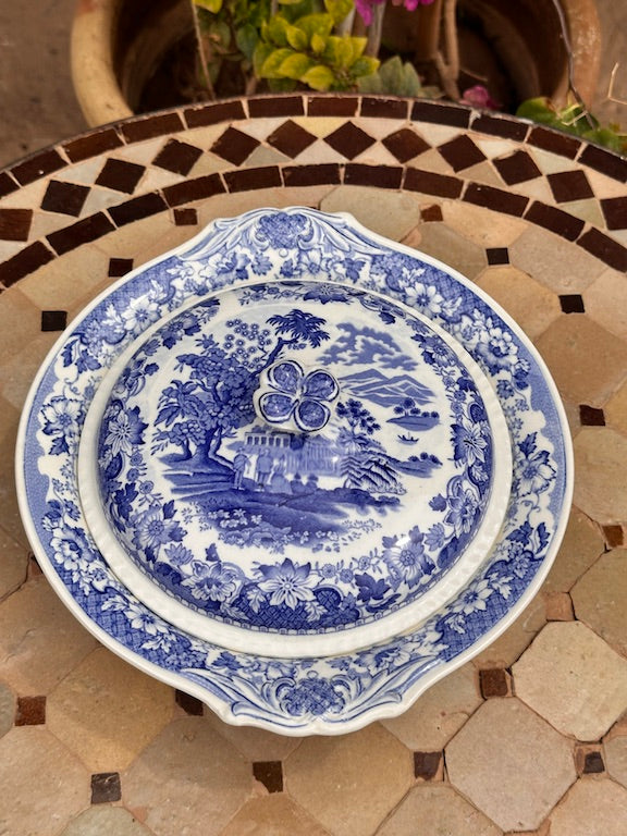 Soupière ancienne anglaise en faïence bleue – décor campagnard floral – style victorien