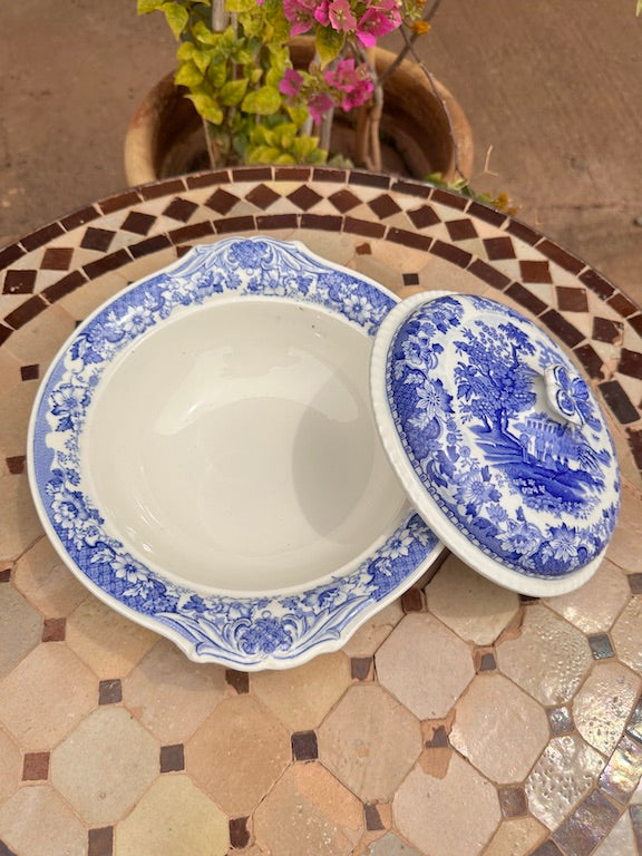 Soupière ancienne anglaise en faïence bleue – décor campagnard floral – style victorien
