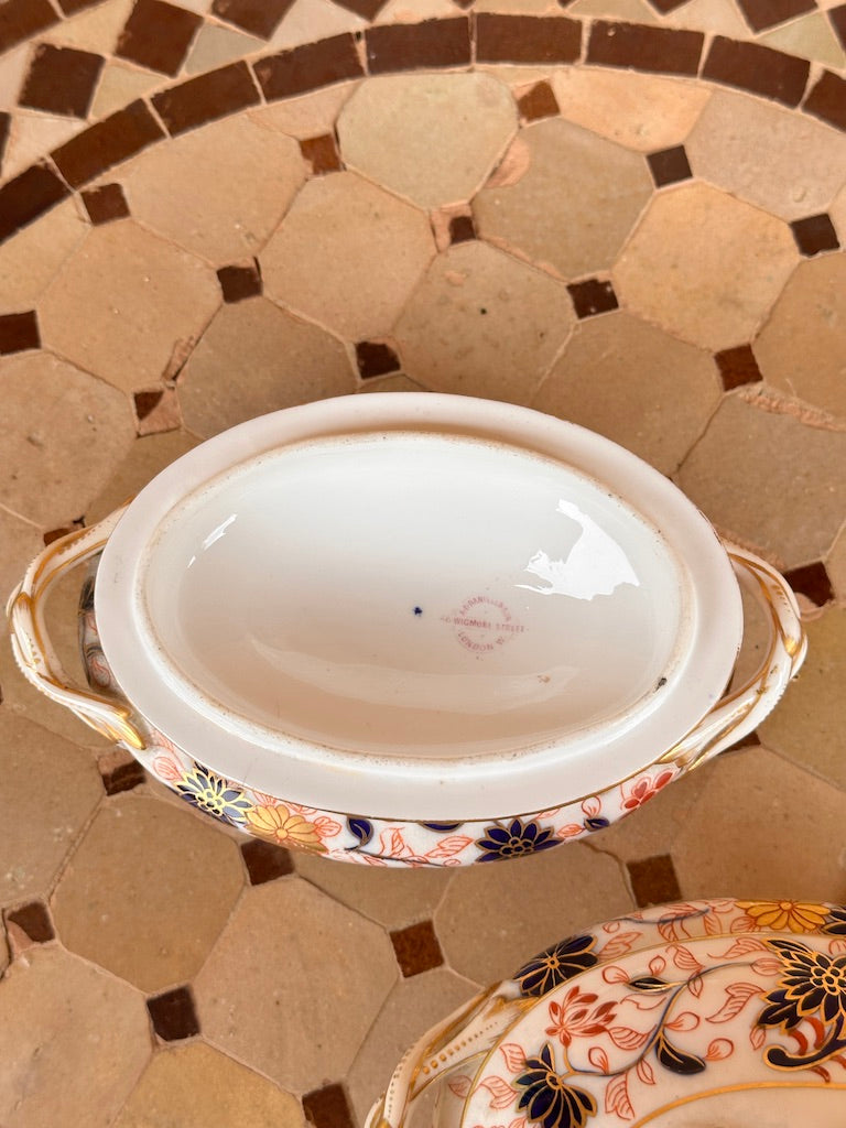 Paire de soupières anciennes en porcelaine style Imari – Décor floral doré – Londres