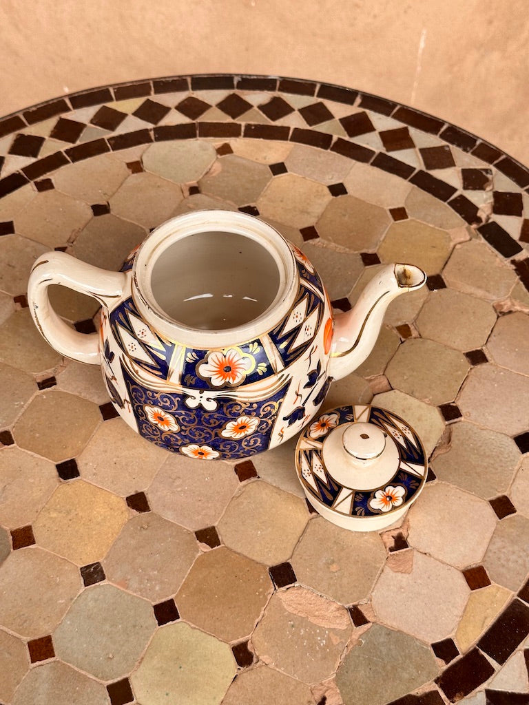 Théière ancienne en faïence style Imari – Décor floral bleu, orange et or