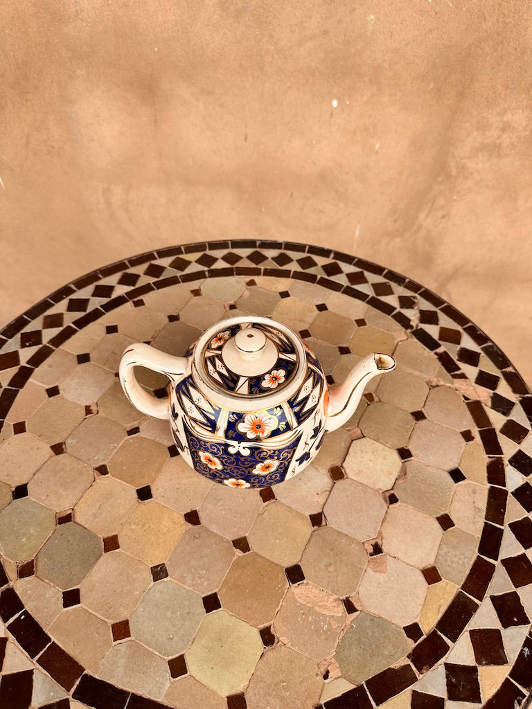 Théière ancienne en faïence style Imari – Décor floral bleu, orange et or