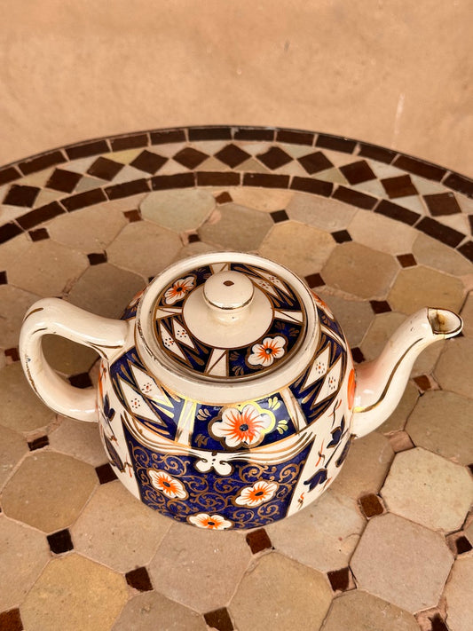 Théière ancienne en faïence style Imari – Décor floral bleu, orange et or