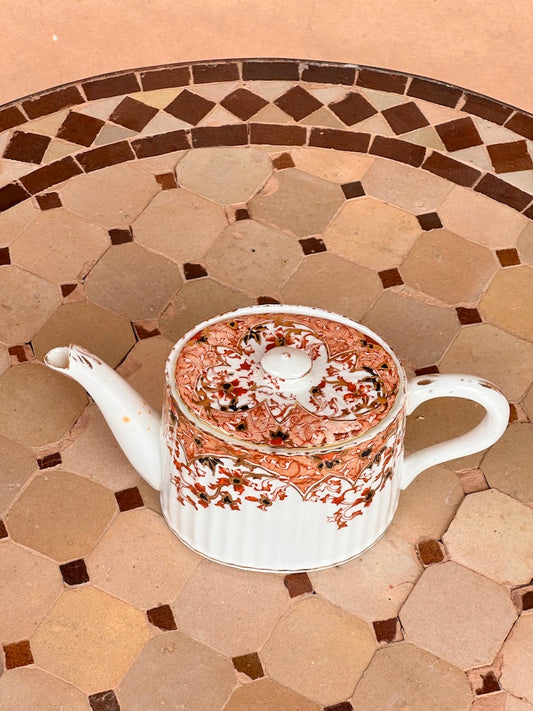 Théière ancienne anglaise en porcelaine blanche à décor floral cuivré et rouge – Style victorien