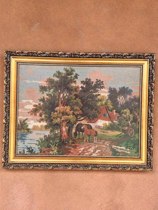 Broderie vintage encadrée – Scène rurale avec chevaux et maison de campagne